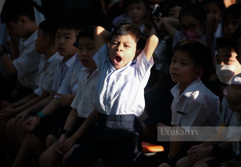 Gelagat murid-murid tahun 1 ketika memulakan sesi persekolahan di SJK(C) Ladang Regent, Shah Alam.