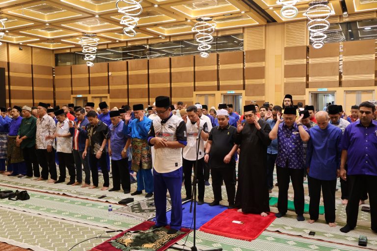 Penyokong buat solat hajat, mohon keadilan untuk Najib