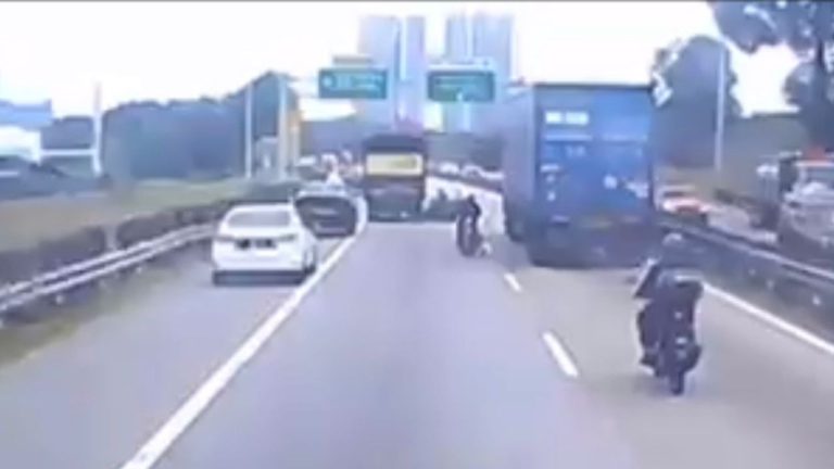 Dua maut motosikal langgar lori sebelum digilis treler