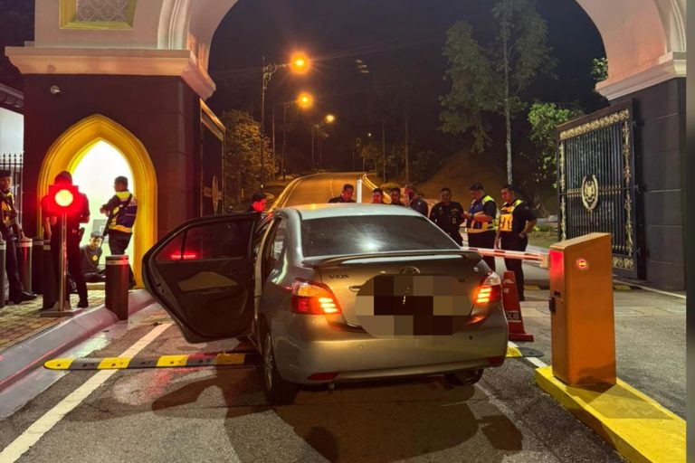 Pemandu mabuk ditahan rempuh palang keselamatan Istana Negara