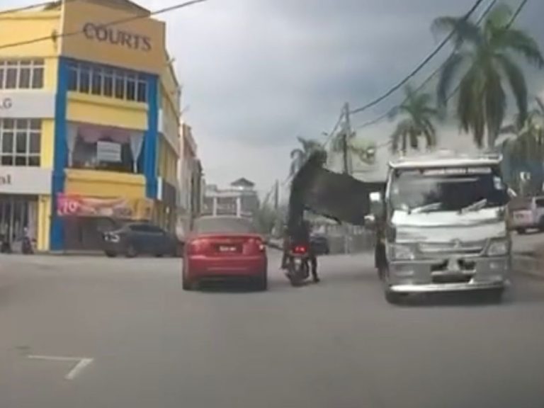 Penunggang motosikal berdepan detik cemas ditimpa gerai burger jatuh daripada lori