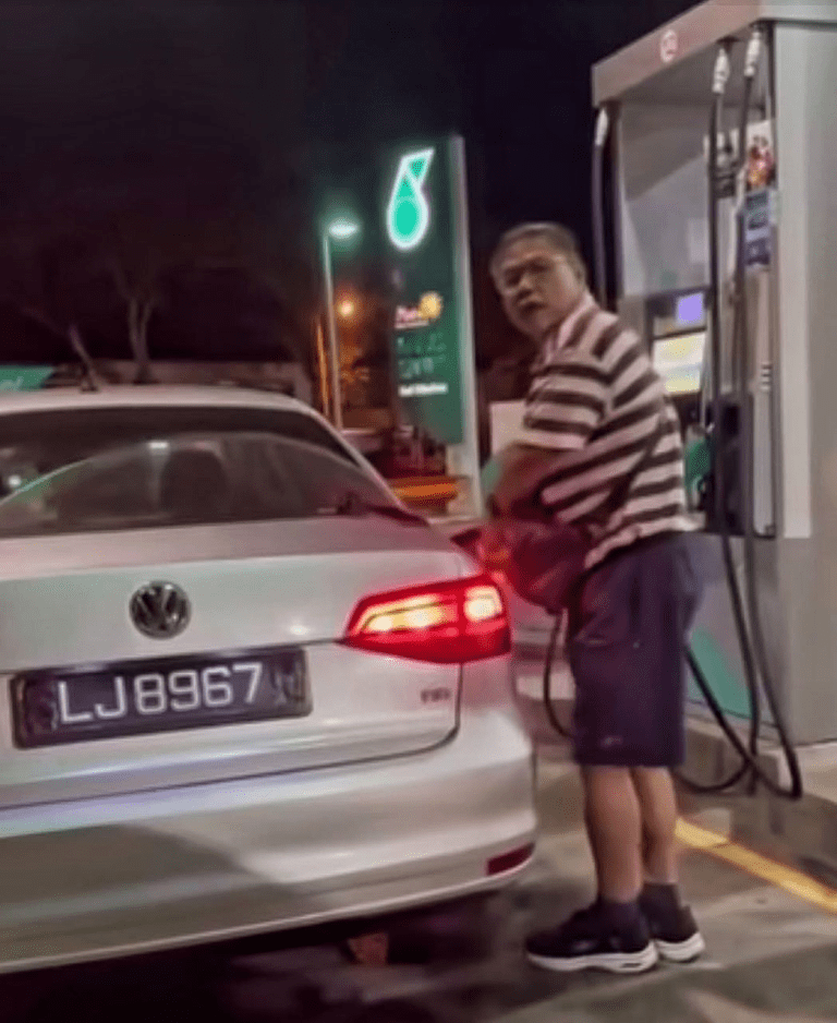 Warga emas didenda RM9,000, ubah suai nombor plat kereta Singapura isi RON95
