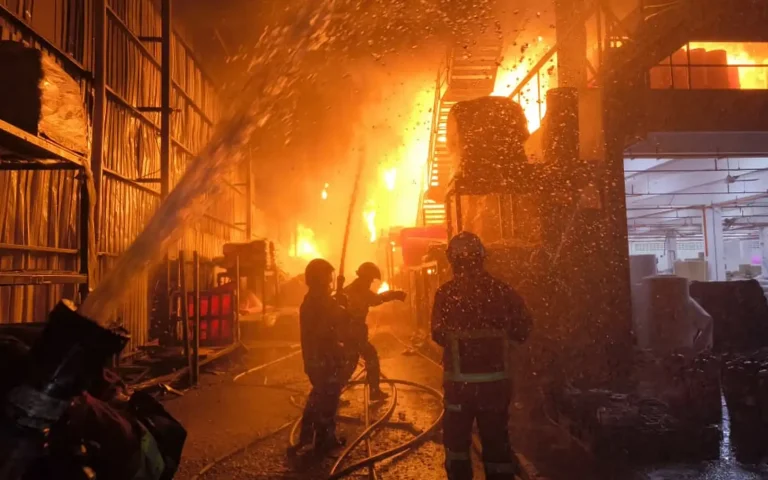 Empat kilang terbakar di Olak Lempit, tiga individu ditemukan rentung