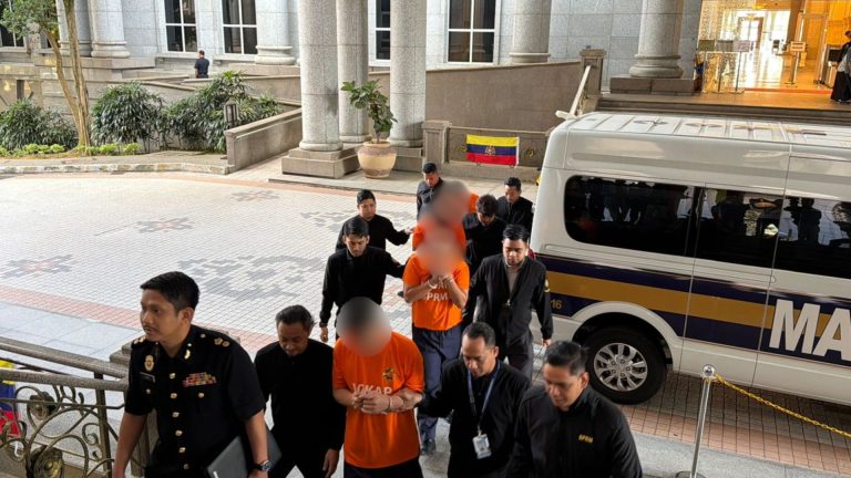 Empat penguat kuasa, seorang pesara ditahan disyaki terlibat rasuah rangkaian pusat urut