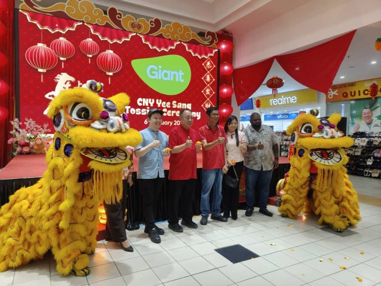 Giant Bukit Tinggi rai majlis ‘Yee Sang Tossing’ bersama komuniti