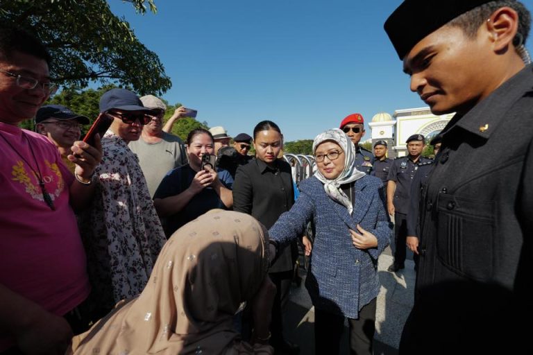 Permaisuri Agong luang masa ramah mesra dengan pelancong