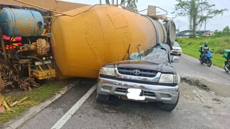Warga emas maut Toyota Hilux dihempap lori simen terbalik