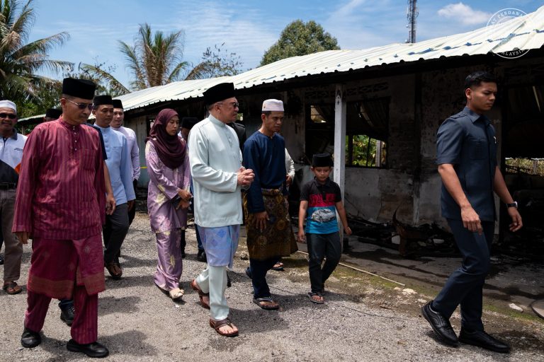 PM ziarah, hulur bantuan kepada mangsa kebakaran di Banting