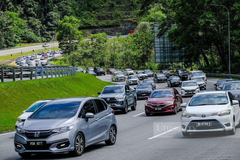 Aliran trafik bergerak perlahan di Lebuhraya Kuala Lumpur-Karak