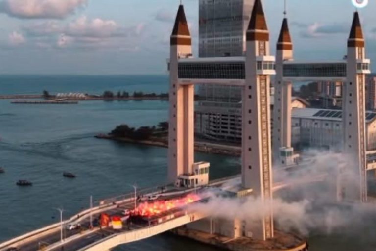Nyalakan suar atas Drawbridge perbuatan berbahaya, tidak boleh diterima