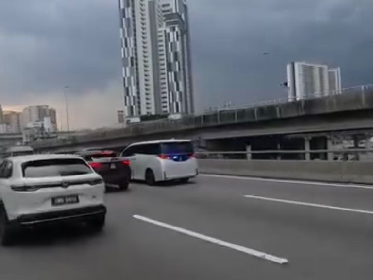 MPV tular guna siren, lampu biru kenderaan rasmi kementerian, ada kebenaran JPJ