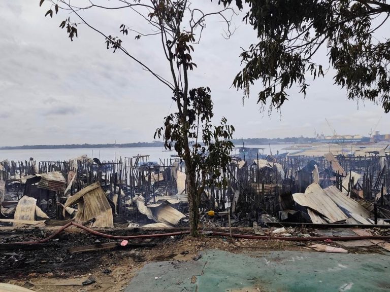 30 rumah Orang Asli atas air di Kampung Teluk Jawa hangus terbakar