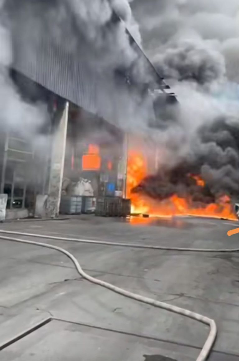 Sebuah kilang di Sungai Petani terbakar