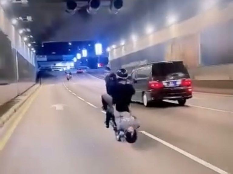 Aksi ‘wheelie’ dan seret kepala atas jalan bawa padah, dua remaja dicekup polis