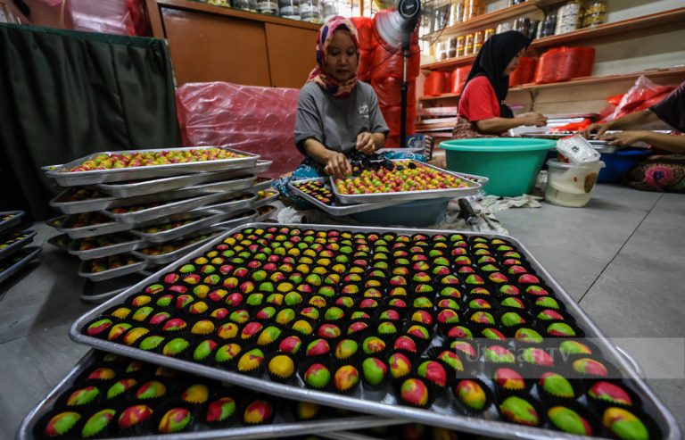Dua Dekad Hasilkan Kuih Raya, Winda Cookies Kampung Baru Tak Menang Tangan