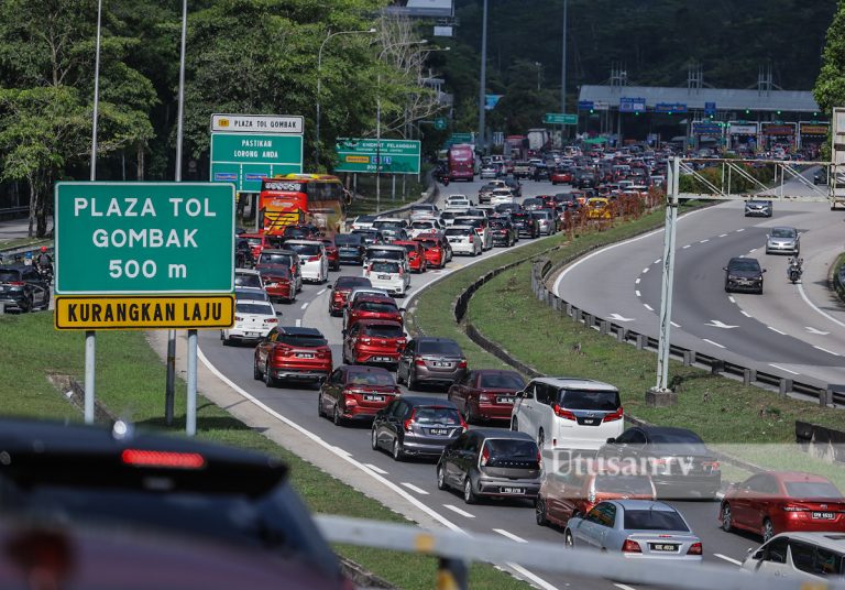 Aliran trafik ke Plaza Tol Gombak sesak
