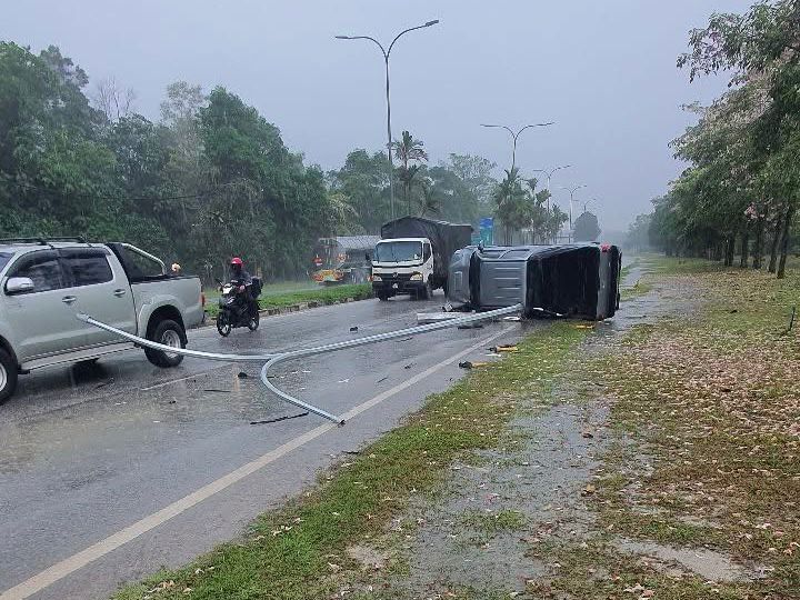 Lelaki berdepan detik cemas Toyota Hilux langgar lopak air, hentam tiang lampu