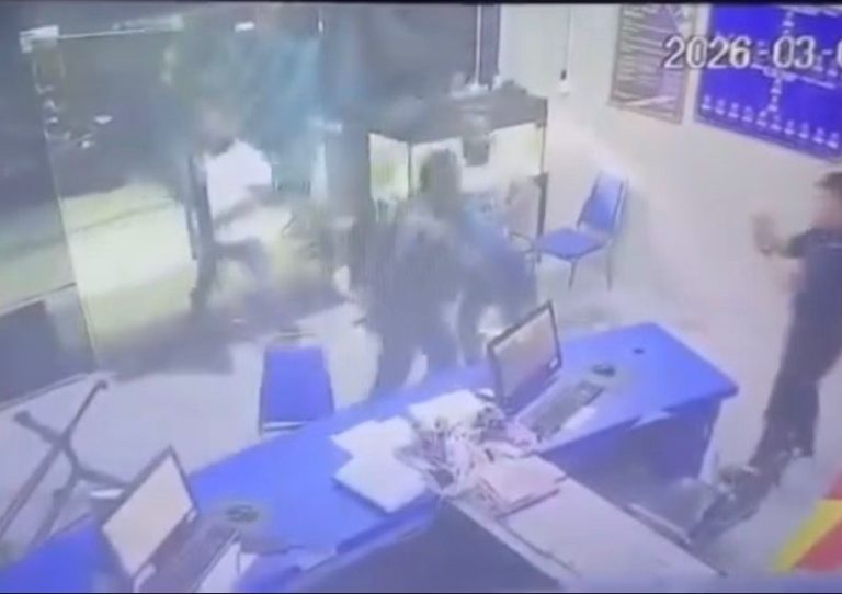 Polis tahan lima lelaki buat kecoh, bergaduh dalam Balai Polis Meru