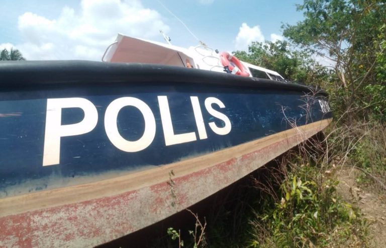 Bot Polis Marin terbabas ke tebing sungai ketika kejar penyeludup migran