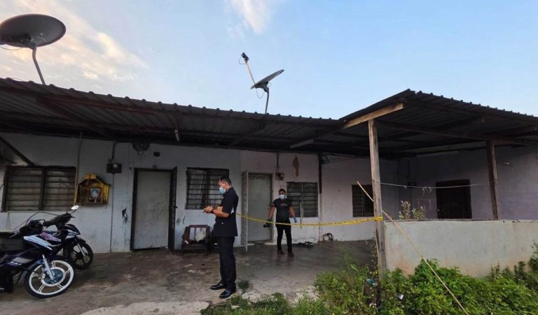 Mayat ibu warga emas, anak lelaki ditemukan dalam rumah