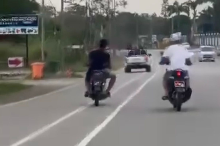 Lelaki tunggang motosikal lawan arus tanpa topi keledar ditahan