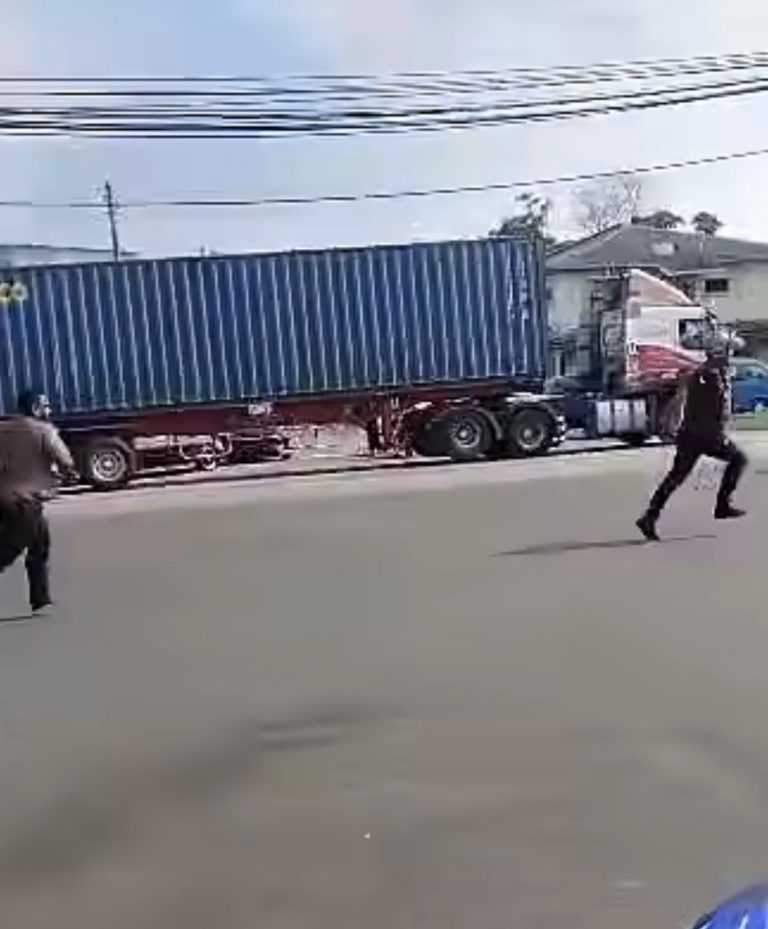 Lelaki amuk, libas polis dengan pisau di Telok Mengkuang berjaya ditahan