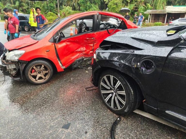 Dua beradik maut kereta hilang kawalan sebelum rempuh dua kenderaan di Batu Pahat