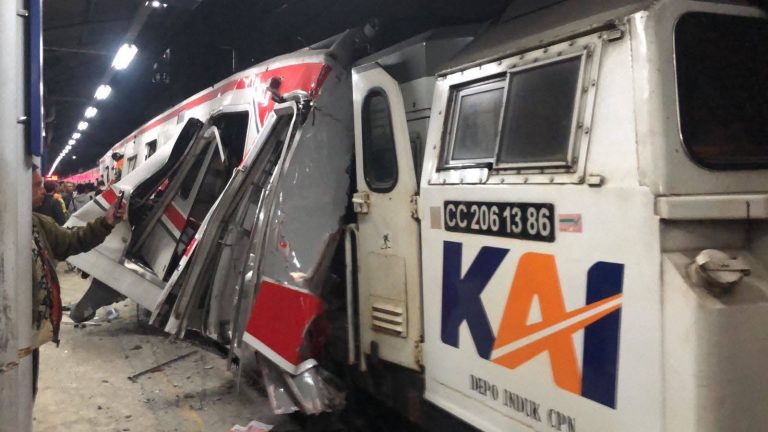 Sekurang-kurangnya 7 maut, 81 cedera dua kereta api bertembung di Bekasi