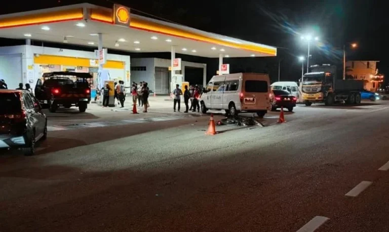 Mekanik maut motosikal langgar van polis sedang membelok masuk ke stesen minyak