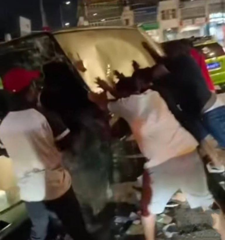 Tular rakaman beberapa individu pecah cermin, tolak kenderaan kemalangan ke dalam longkang