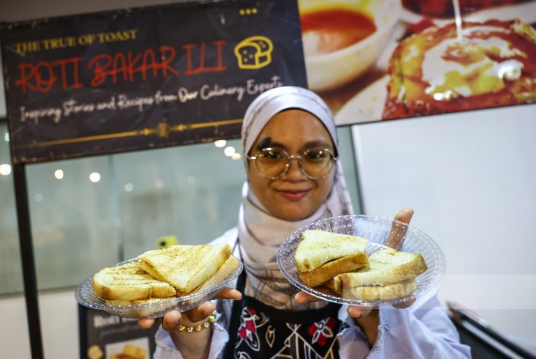 Dari wang simpanan terakhir RM500 ke empayar vendor – Kisah bangkit Ilina Adenan bersama Roti Bakar Ili