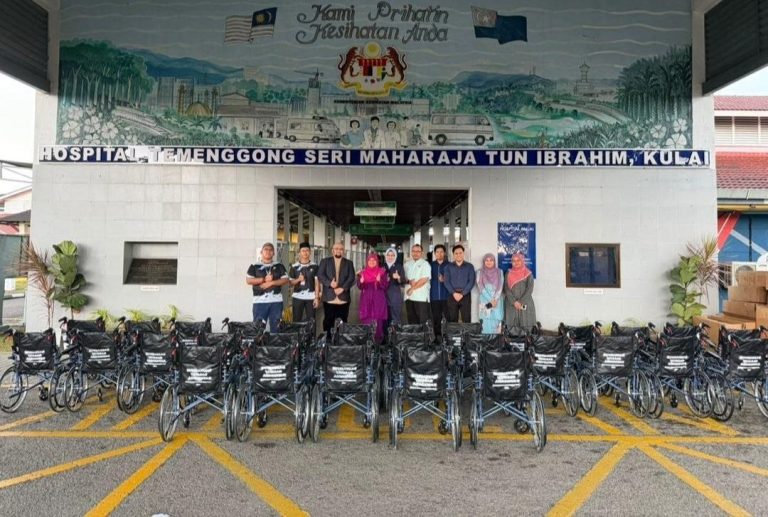 YAR sumbang kerusi roda untuk kegunaan HTSMTI Kulai