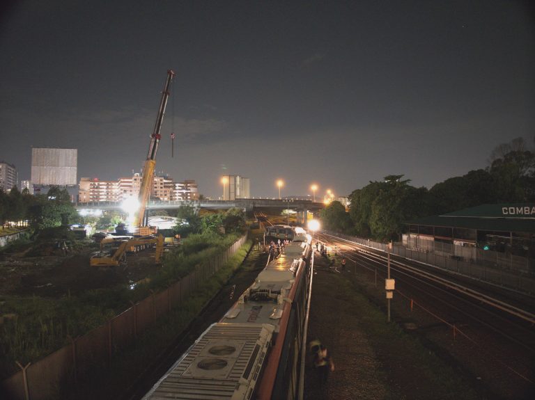 Empat gerabak LRT tergelincir dinaikkan semula, dibawa ke depot