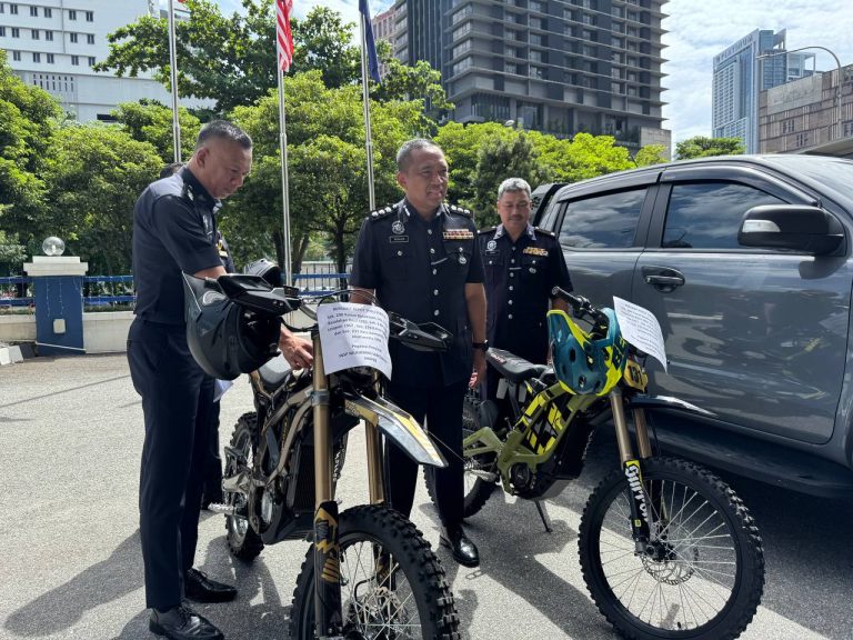 Remaja 17 tahun antara 15 individu ditahan bakar suar atas 4×4 di Bukit Bintang