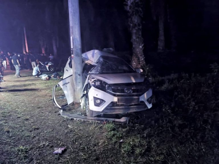 Dua maut Axia terbabas, rempuh tiang elektrik di Maran