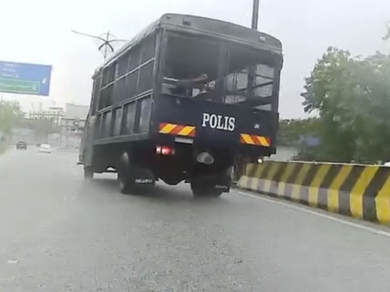 Lori polis bawa banduan hampir terbabas akibat jalan licin, kesan tumpahan minyak