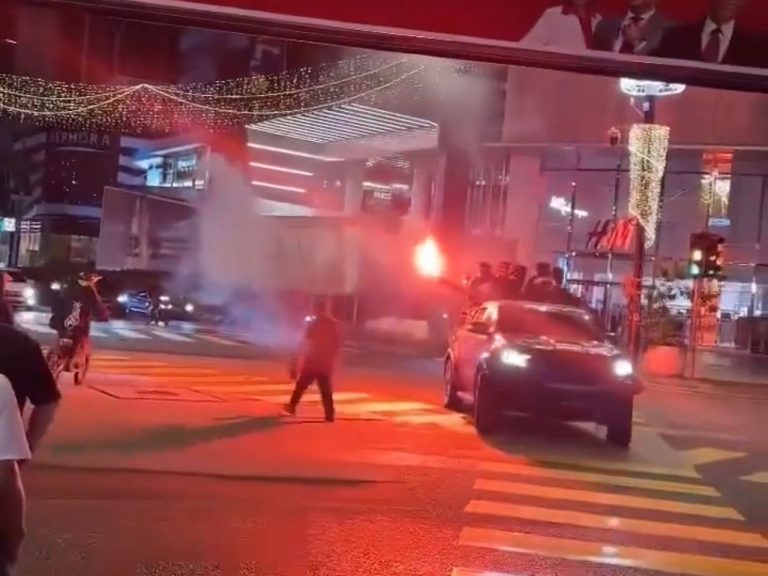 Polis buru sekumpulan individu bakar suar atas Hilux di tengah jalan dekat Bukit Bintang