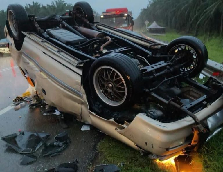 Dua beradik maut MPV bertembung kereta ketika memotong motosikal