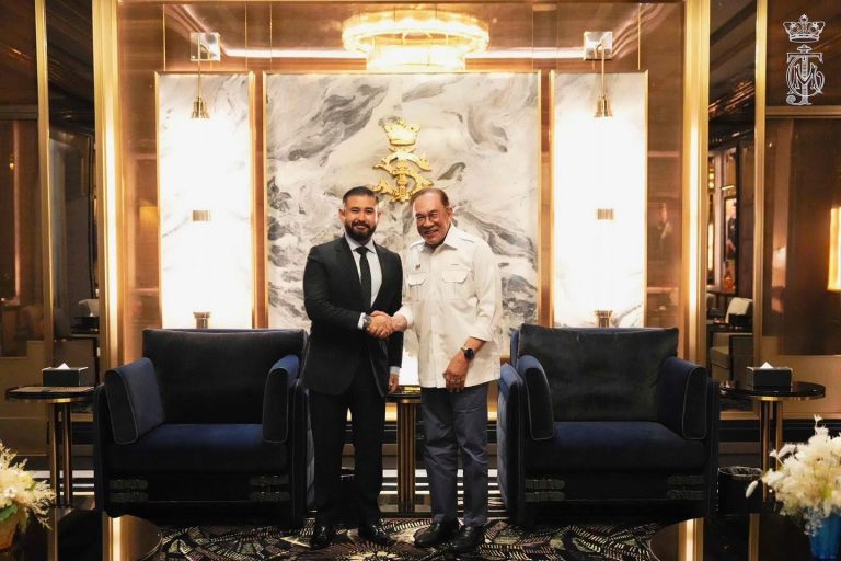 Anwar menghadap TMJ dalam suasana mesra, harmoni