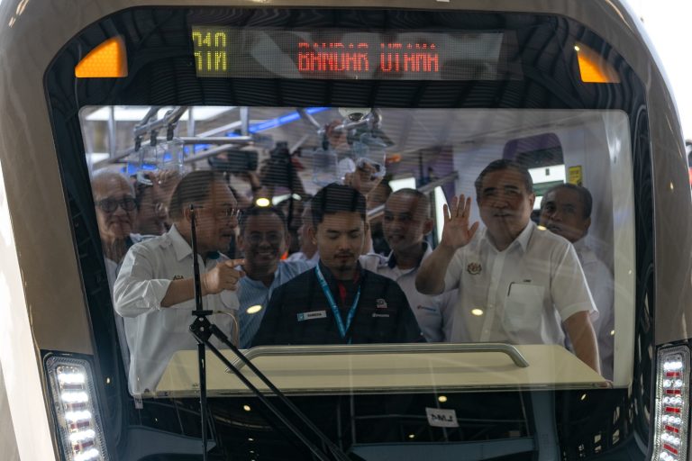 Tambang percuma LRT3, bas pengantara sebulan mulai esok – Anwar